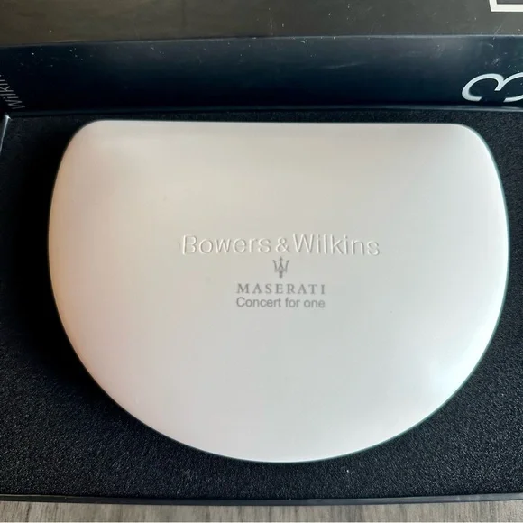 Bowers & Wilkins P3 Headphones - White and Gray - Picture 6 of 9